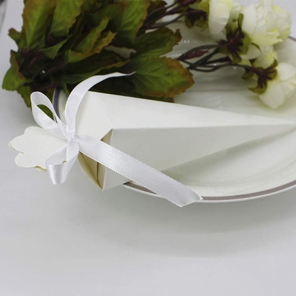 NEW 150 Beautiful White Cardboard Cones with Chiffon Ribbons for candy-weddings - Picture 1 of 9